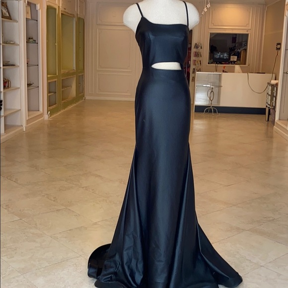 Long black gown - Picture 2 of 4